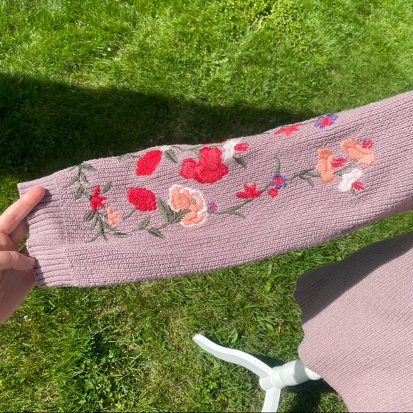 ❌sold mercari❌ American eagle mauve sweater embroidered flowers sleeves V neck - Picture 5 of 9